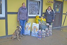 von links: Christina Mann, Leiterin des Tierheims mit Boxermischlingshündin Nina und Katharina Harder, Harder Immobilien Heiligenhafen mit der Futterspende