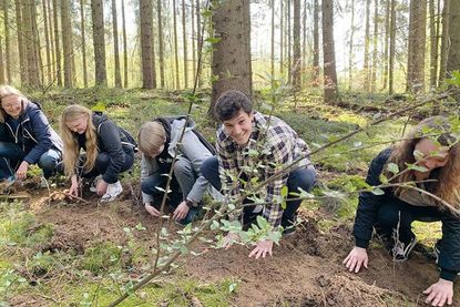 Die angereisten Fans ließen sich nicht lange bitten und halfen am gestrigen Montag spontan bei der Pflanzaktion mit.