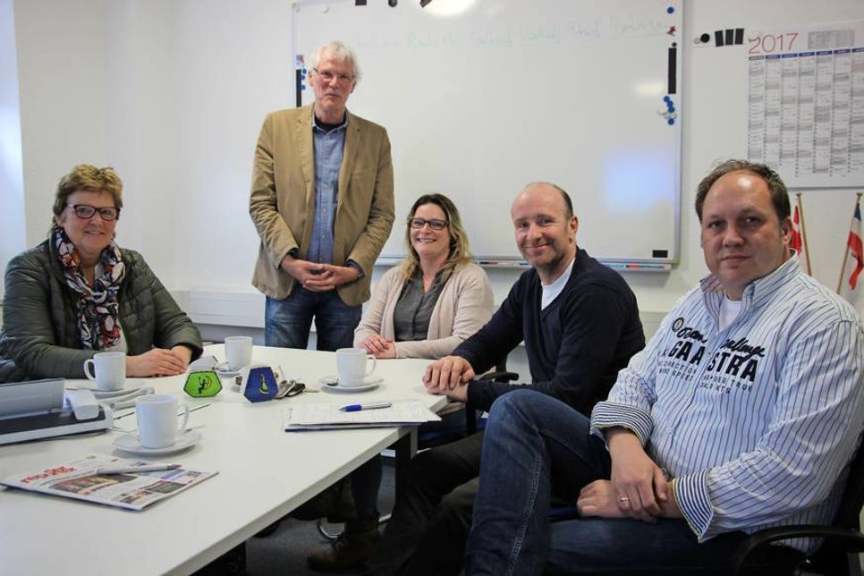 Die CDU-Politiker Petra Kirner (lks.), Peer Knöfler (2. v. re.) und Timo Gaarz (re.) trafen sich mit „den reportern“ Uwe Muchow und Nicole Hagen (Mitte) zum Gespräch über das familienfreundliche Unternehmen „der reporter“.