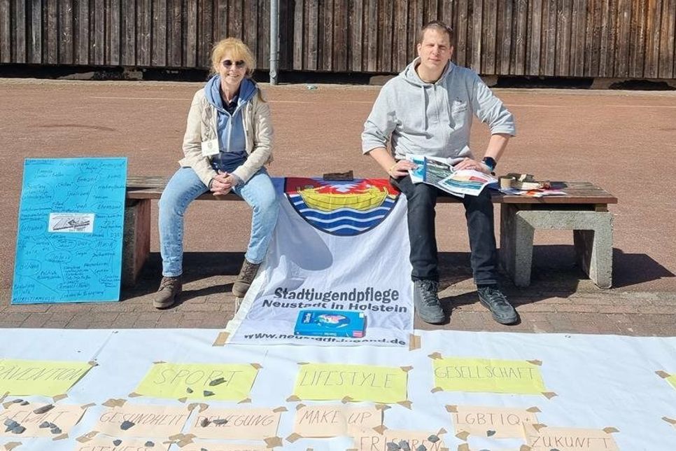 Gisela Vering vom Jugendtreff und Falk Krüger vom Jugendcafé wollten mehr über die Freizeitinteressen die Schülerinnen und Schüler erfahren.