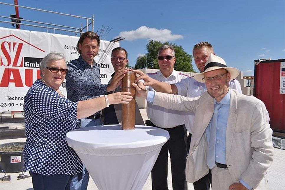 Grundsteinlegung in Hemmelsdorf: Dorfvorsteherin Bärbel Rieger (von links), Bürgermeister Robert Wagner, Architekt Jörn Jahnke, Wehrführer Frank Miersen, der stellvertretende Wehrführer Hendrik Wenske und Pastor Thomas Merfert nach dem Befüllen der Zeitkapsel aus Kupfer. (Foto: René Kleinschmidt)