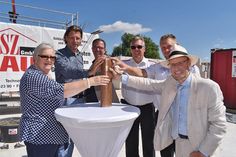 Grundsteinlegung in Hemmelsdorf: Dorfvorsteherin Bärbel Rieger (von links), Bürgermeister Robert Wagner, Architekt Jörn Jahnke, Wehrführer Frank Miersen, der stellvertretende Wehrführer Hendrik Wenske und Pastor Thomas Merfert nach dem Befüllen der Zeitkapsel aus Kupfer. (Foto: René Kleinschmidt)