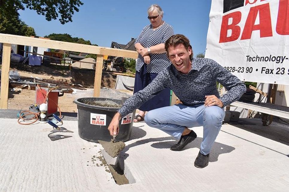 Auch Bürgermeister Robert Wagner griff zur Maurerkelle, um das Loch im Fundament, in dem sich die gefüllte Zeitkapsel befindet, mit Beton zu füllen. (Foto: René Kleinschmidt)