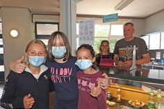 Endlich wieder Schule: Da sind sich Tosca, Melissa und Marisa aus der 6b der Voss-Schule einig. Und hinter dem Spuckschutz von „Heinrichs Essbar“ stimmen Nadine Schwarzmann und Björn Kohlwes, der auch Vorsitzender des Elternbeirates ist, zu.