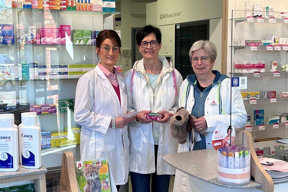 Silke Simon, Bettina Jakobsson und Bettina Wehling (v. lks.) sowie Corinna Berlin von der Einhorn-Apotheke Schönwalde bieten persönliche Beratung und einen zuverlässigen Lieferservice für Medikamente in Schönwalde und Umgebung