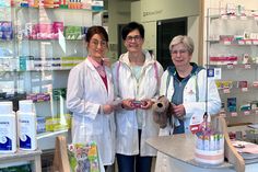 Silke Simon, Bettina Jakobsson und Bettina Wehling (v. lks.) sowie Corinna Berlin von der Einhorn-Apotheke Schönwalde bieten persönliche Beratung und einen zuverlässigen Lieferservice für Medikamente in Schönwalde und Umgebung