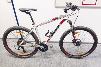 Wem gehört dieses Mountainbike?