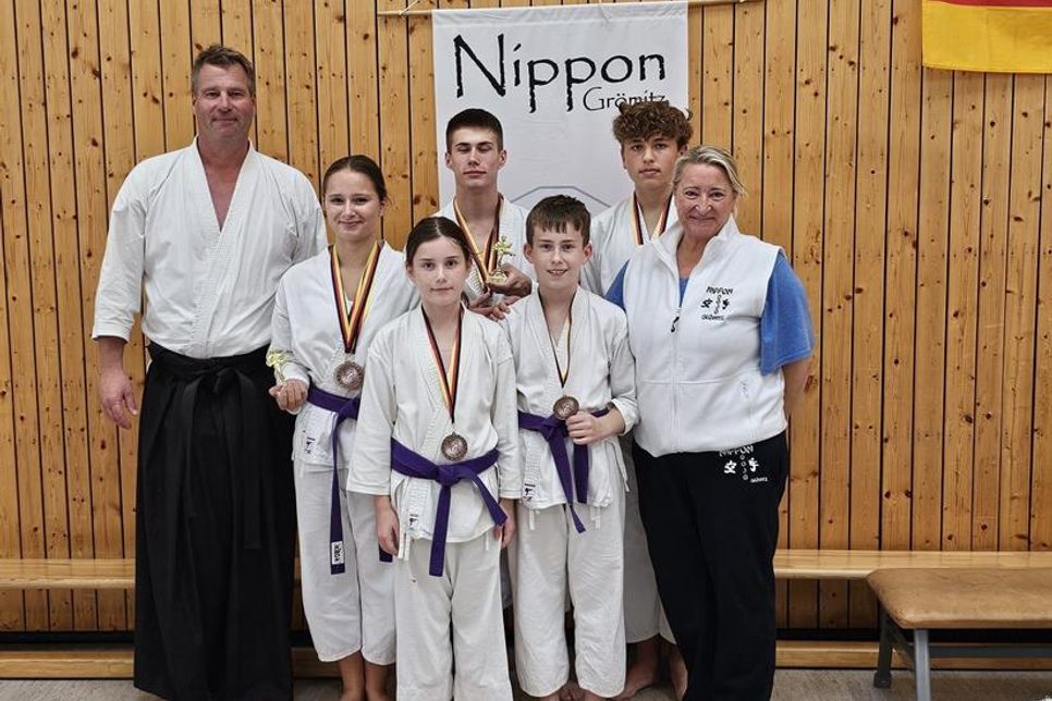 Erfolgreich kehrten fünf Schüler vom Nippon Dojo Grömitz vom Herbstturnier des SG Rot Weiß Neuenhagen (bei Berlin) zurück. So konnte man sich über dreimal Gold, zweimal Silber sowie dreimal Bronze freuen. Dies war eine gute Vorbereitung für die Deutschen Meisterschaften, welche am 9. November in Pfarrkirchen (Bayern) stattfinden. Das Trainerteam um Dojo-Leiter Peer Frasch (4. Dan) und Tina Kühl (2. Dan) sind stolz über die Leistungen ihrer Schützling. (red)
