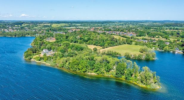 Aufgrund einer Baumerkrankung muss das auf der Landzunge liegende Waldstück (rechts im Bild) bei der Jugendherberge Bad Malente gerodet und wieder aufgeforstet werden. Dies wird nach forstwirtschaftlichen und ökologischen Standards umgesetzt.