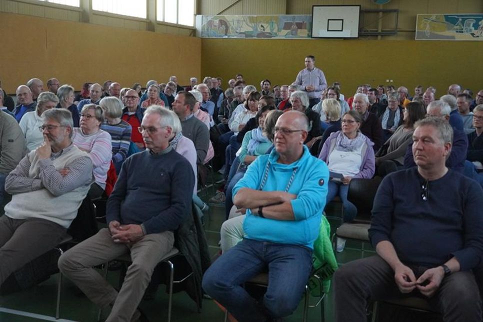 Vollbesetzte Mehrzweckhalle in Merkendorf.