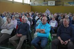 Vollbesetzte Mehrzweckhalle in Merkendorf.