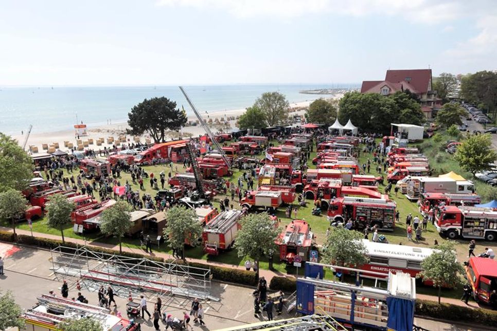Die Wiese Uferstraße wird zum Treffpunkt für Blaulichtorganisationen und Ehrenamtler.