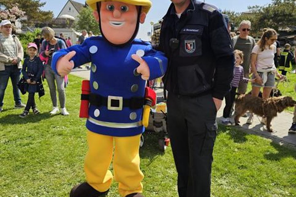 Feuerwehrmann Sam steht für gemeinsame Fotos bereit.