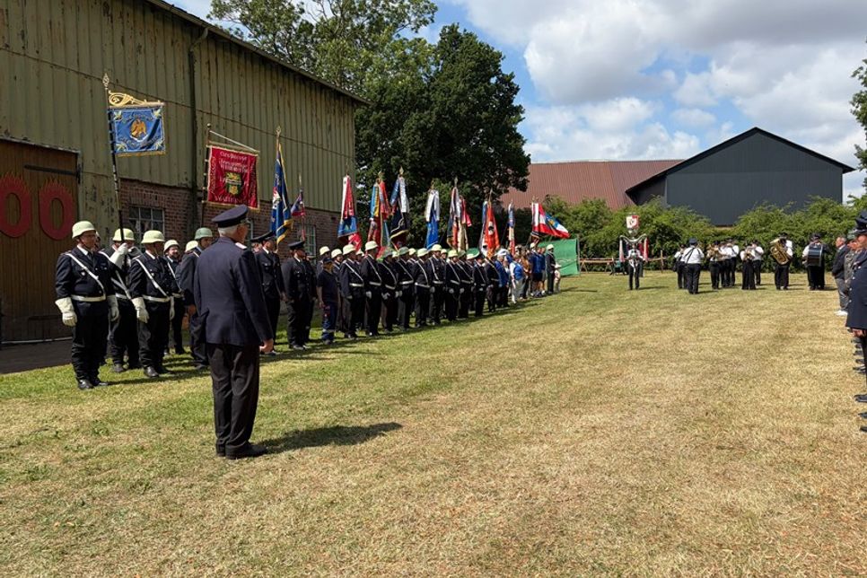 Fahnenabordnungen.