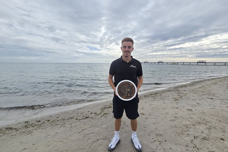 Timo Hartmann mit seinem Pokal als Sieger der Deutschen Meisterschaft.