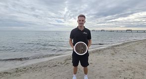 Timo Hartmann mit seinem Pokal als Sieger der Deutschen Meisterschaft.