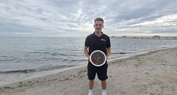 Timo Hartmann mit seinem Pokal als Sieger der Deutschen Meisterschaft.