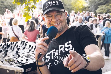 DJ René Kleinschmidt präsentiert beim „Tanzen am Meer“ wieder einen bunten Musik-Mix in der Trinkkurhalle in Timmendorfer Strand.