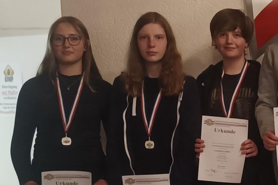 Vize Landesmeister in der Teamwertung Annabelle Berg, Leonie Meisburger und Lina Nagel (v. lks.).