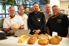 Sie wissen, woran gutes Brot zu erkennen ist: Michael Isensee, Helmut Börke, Jan Thaysen, Michael Koch und Andreas Seßelberg (v. lks.) bei der Brotprüfung.