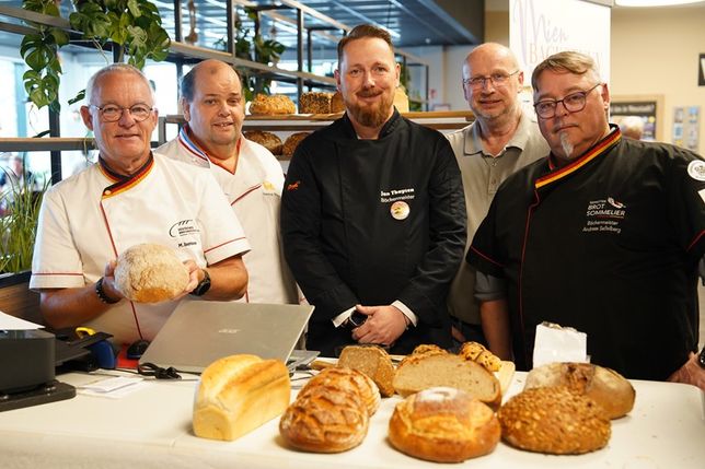 Sie wissen, woran gutes Brot zu erkennen ist: Michael Isensee, Helmut Börke, Jan Thaysen, Michael Koch und Andreas Seßelberg (v. lks.) bei der Brotprüfung.