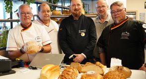 Sie wissen, woran gutes Brot zu erkennen ist: Michael Isensee, Helmut Börke, Jan Thaysen, Michael Koch und Andreas Seßelberg (v. lks.) bei der Brotprüfung.