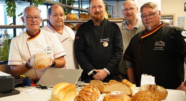 Sie wissen, woran gutes Brot zu erkennen ist: Michael Isensee, Helmut Börke, Jan Thaysen, Michael Koch und Andreas Seßelberg (v. lks.) bei der Brotprüfung.