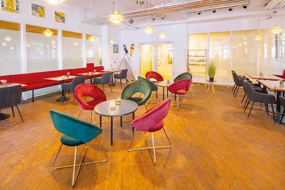 In den gemütlichen Räumlichkeiten der Mitmach AG finden abwechslungsreiche Veranstaltungen statt, die bei kostenlosem Eintritt angeboten werden.