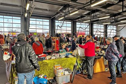 Die Halle des Feuerwehrgerätehauses war bereits zu Flohmarktbeginn überaus gut besucht.