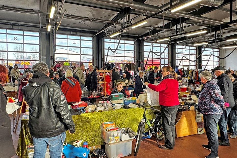 Die Halle des Feuerwehrgerätehauses war bereits zu Flohmarktbeginn überaus gut besucht.
