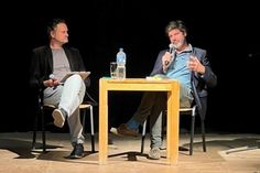 Miteinander reden: Moderator Sebastian Bertram im Gespräch mit Historiker Autor Clemens Tangerding (re.) auf der Bühne der Kulturwerkstatt Forum.