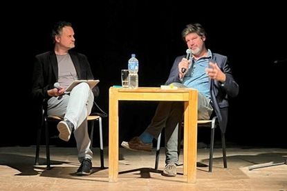 Miteinander reden: Moderator Sebastian Bertram im Gespräch mit Historiker Autor Clemens Tangerding (re.) auf der Bühne der Kulturwerkstatt Forum.