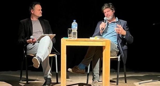 Miteinander reden: Moderator Sebastian Bertram im Gespräch mit Historiker Autor Clemens Tangerding (re.) auf der Bühne der Kulturwerkstatt Forum.