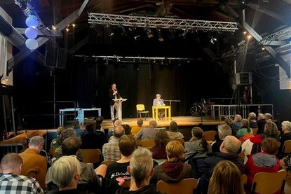 Gut besuchtes Forum: Moderator Sebastian Bertram stellt Historiker und Autor Clemens Tangerding (re.) dem Publikum vor.