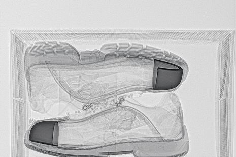 Auch im Bereich öffentliche Sicherheit wird auf Röntgen gesetzt – wie dieser „durchleuchtete“ Koffer beispielhaft deutlich macht. Durch die Strahlen wird das darin verstaute Paar Schuhe sichtbar.