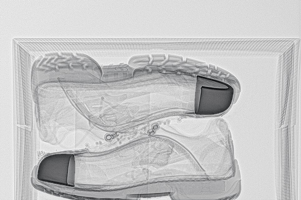 Auch im Bereich öffentliche Sicherheit wird auf Röntgen gesetzt – wie dieser „durchleuchtete“ Koffer beispielhaft deutlich macht. Durch die Strahlen wird das darin verstaute Paar Schuhe sichtbar.