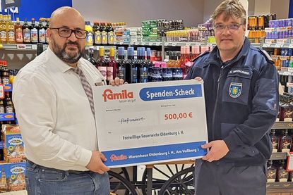 Oldenburgs famila-Warenhausleiter Selim Altindagoglu überreicht Gemeindewehrführer André Hasselmann die Spende über 500,- Euro als Dank für die großartige Arbeit der Freiwilligen Feuerwehr Oldenburg, die ehrenamtlich mit hohem Engagement für Sicherheit und Hilfe in unserer Region sorgt.