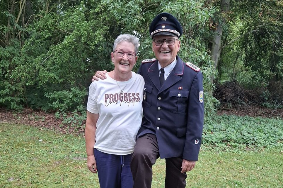 Mit dem 287. Schuss hat Klaus Ehlers den Sachsenvogel erlegt. Ehefrau Monika Ehlers freute sich mit ihm. Foto: Hubertus Junge