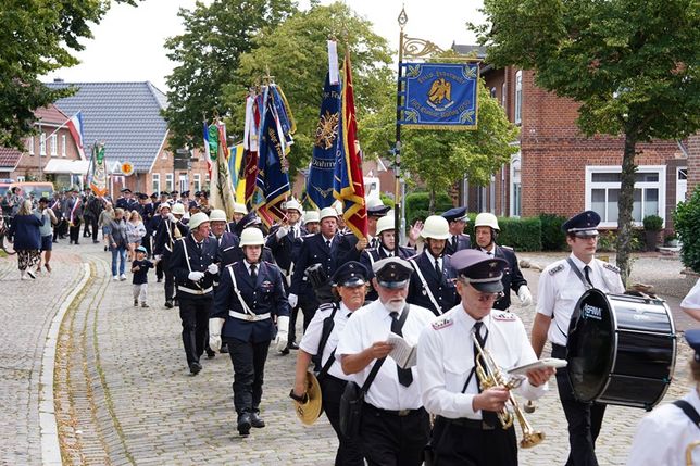 Der Festumzug, angeführt vom Feuerwehrmusikzug Grömitz, führte einmal durch den ganzen Ort.