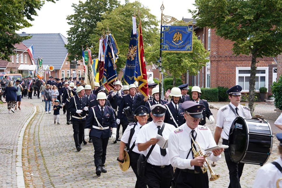 Der Festumzug, angeführt vom Feuerwehrmusikzug Grömitz, führte einmal durch den ganzen Ort.
