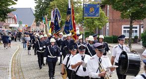 Der Festumzug, angeführt vom Feuerwehrmusikzug Grömitz, führte einmal durch den ganzen Ort.