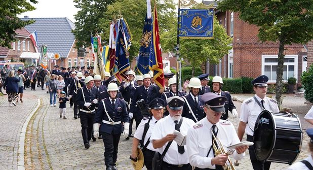 Der Festumzug, angeführt vom Feuerwehrmusikzug Grömitz, führte einmal durch den ganzen Ort.