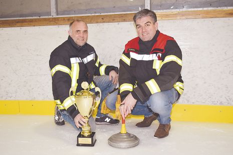 Dirk Scharbau (links) und Björn Jessen von der Freiwilligen Feuerwehr Timmendorfer Strand veranstalten am kommenden Samstag den „4. Fire on Ice-Cup“ im ETC.