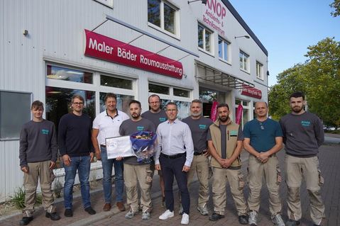Das Fliesenleger-Team von Knop Neustadt mit seinem ausgezeichneten Landesmeister Mohsen Ahmadi (4. v. lks.).