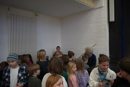 Großer Ansturm nach der Vorlesung: Die Studierenden ließen ihre Kinderuni-Ausweise unterschreiben.