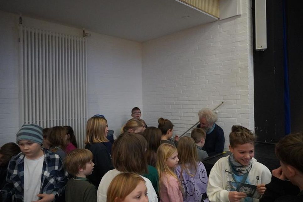 Großer Ansturm nach der Vorlesung: Die Studierenden ließen ihre Kinderuni-Ausweise unterschreiben.