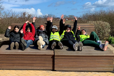 Geschafft! Mit erhobenen Armen feiern die Teilnehmerinnen die erste Etappe am Binnensee. Zeit für eine wohlverdiente Pause mit Tee und gemeinschaftlichem Austausch