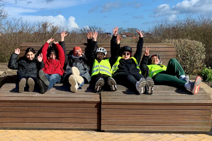 Geschafft! Mit erhobenen Armen feiern die Teilnehmerinnen die erste Etappe am Binnensee. Zeit für eine wohlverdiente Pause mit Tee und gemeinschaftlichem Austausch