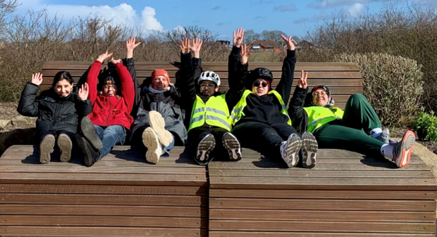 Geschafft! Mit erhobenen Armen feiern die Teilnehmerinnen die erste Etappe am Binnensee. Zeit für eine wohlverdiente Pause mit Tee und gemeinschaftlichem Austausch