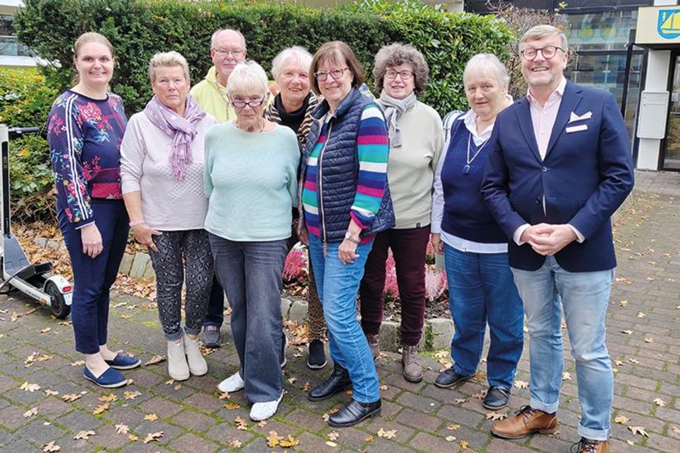 Der neu gewählte Seniorenbeirat mit der wiedergewählten Vorsitzenden Elisabeth Lund (1. Reihe, 3.v.li.), ihrer Stellvertreterin Ingeborg Galkowski (4.v.li.), Bürgervorsteherin Anja Evers (links) und Bürgermeister Sven Partheil-Böhnke.